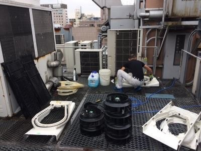 東京都新宿区某ネットカフェ　エアコン洗浄工事